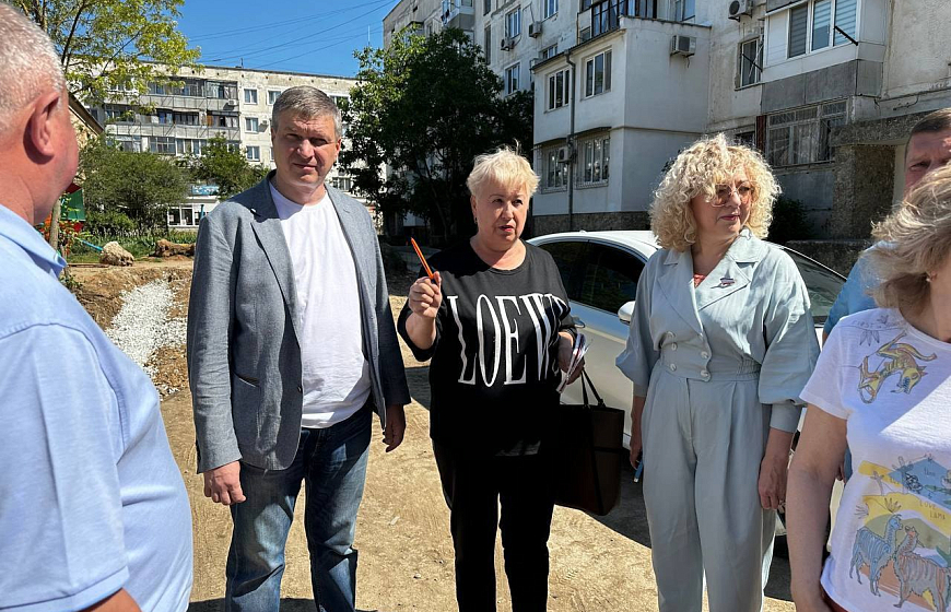 Александр Юрьев встретился с жителями двора по ул. 60-летия Октября